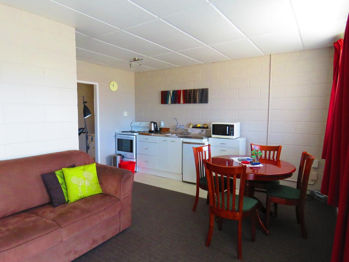 Opunake Motel And Backpackers Lodge Exterior photo