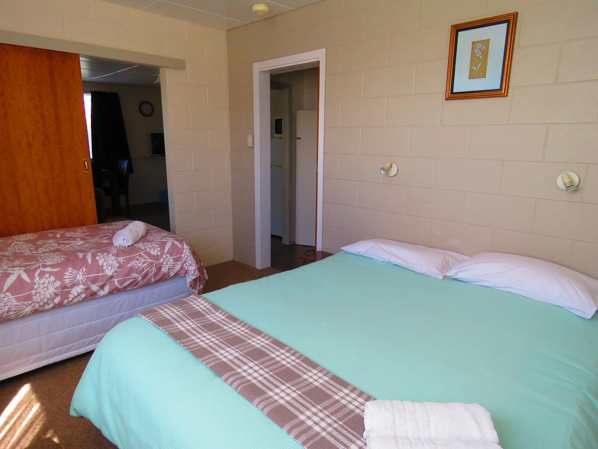 Opunake Motel And Backpackers Lodge Exterior photo
